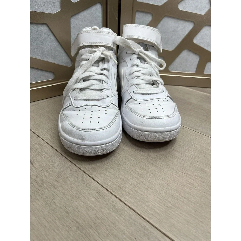 Nike Boys Court Borough Mid 2 sz 5.5 y youth White Basketball Shoes Snea…